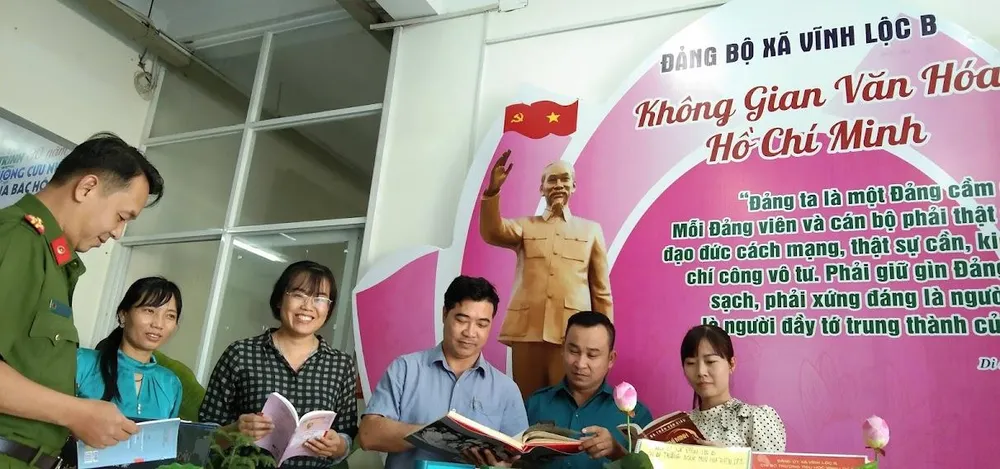 Ông Hoàng Anh Khánh, Trưởng công an xã và các cán bộ xem tài liệu về Bác.