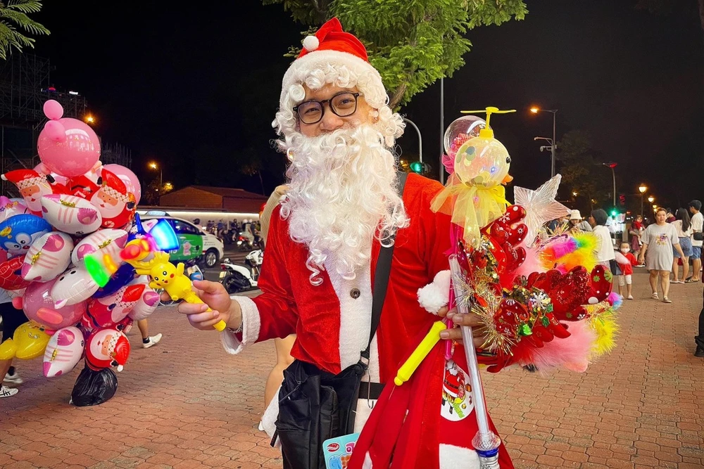 Hình ảnh ông già Noel mà trẻ em yêu thích nhất trong mùa Giáng sinh để được tặng quà. Ảnh: TÚ NGÂN