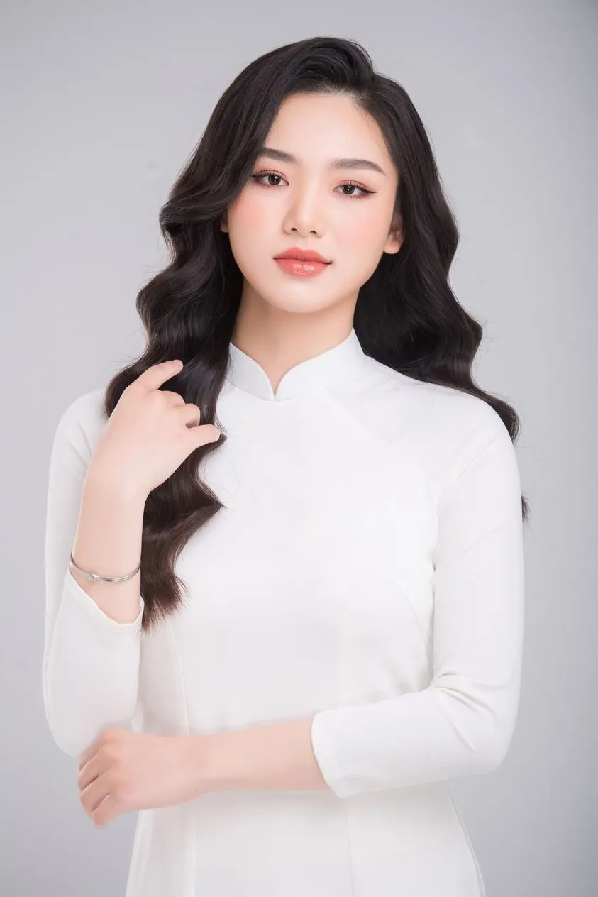 Khánh Hòa từng đoạt giải Nhì học sinh giỏi cấp quận và thành phố môn Địa lý cùng 13 huy chương vàng, bạc, đồng trong giải khiêu vũ thể thao mở rộng tại các tỉnh, thành.