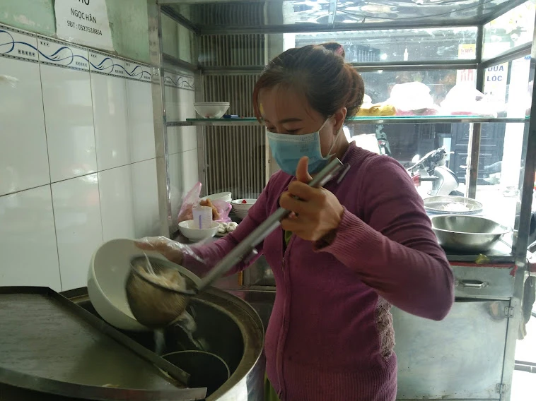 Chị Trúc được mẹ truyền lại nghề gần 10 năm bán phở