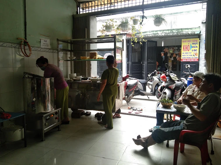 Quán phở Ngọc Hân của chị Trúc (Bình Chánh, TP.HCM) được mẹ chị - chủ quán Bà Hai truyền lại có thâm niên gần 20 năm được nhiều người bình dân lựa chọn vì giá rẻ 30.000 đồng/tô, lại sạch sẽ. Tuy mới 8h15 sáng 31-12-2023 đã hết sạch.