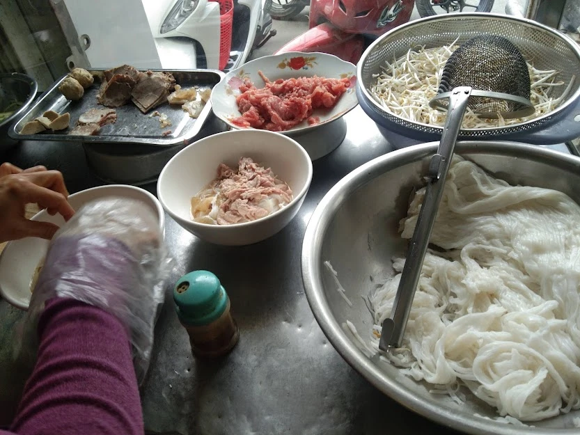 Bánh phở và các nguyên liệu, gia vị... để làm nên tô phở Sài Gòn.