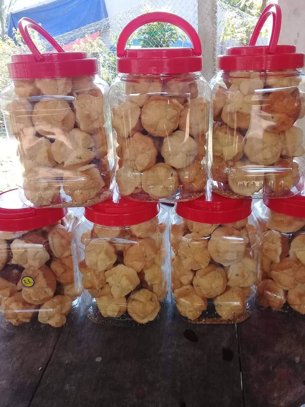 Những hủ bánh thuẫn dâng lên cúng ông bà, tổ tiên trong 3 ngày tết. Những hủ bánh thuẫn dâng lên cúng ông bà, tổ tiên trong 3 ngày tết.