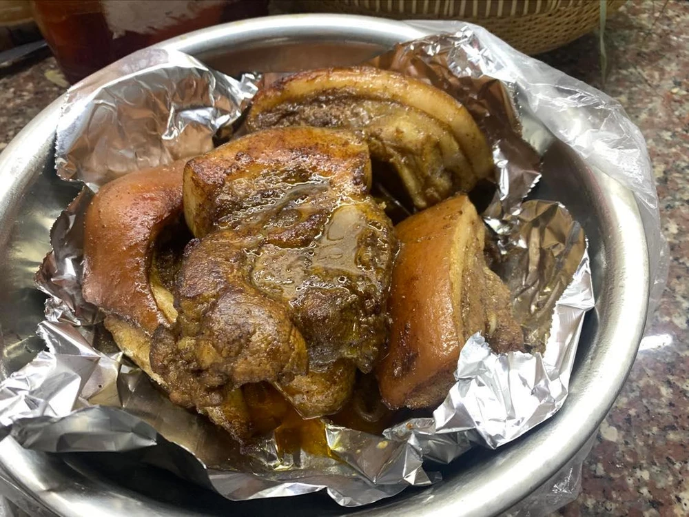 Làm món thịt xíu và thịt ngâm mắm là hai món ăn Tết mà người xứ Quảng nào cũng có. Ảnh: LƯU BÌNH