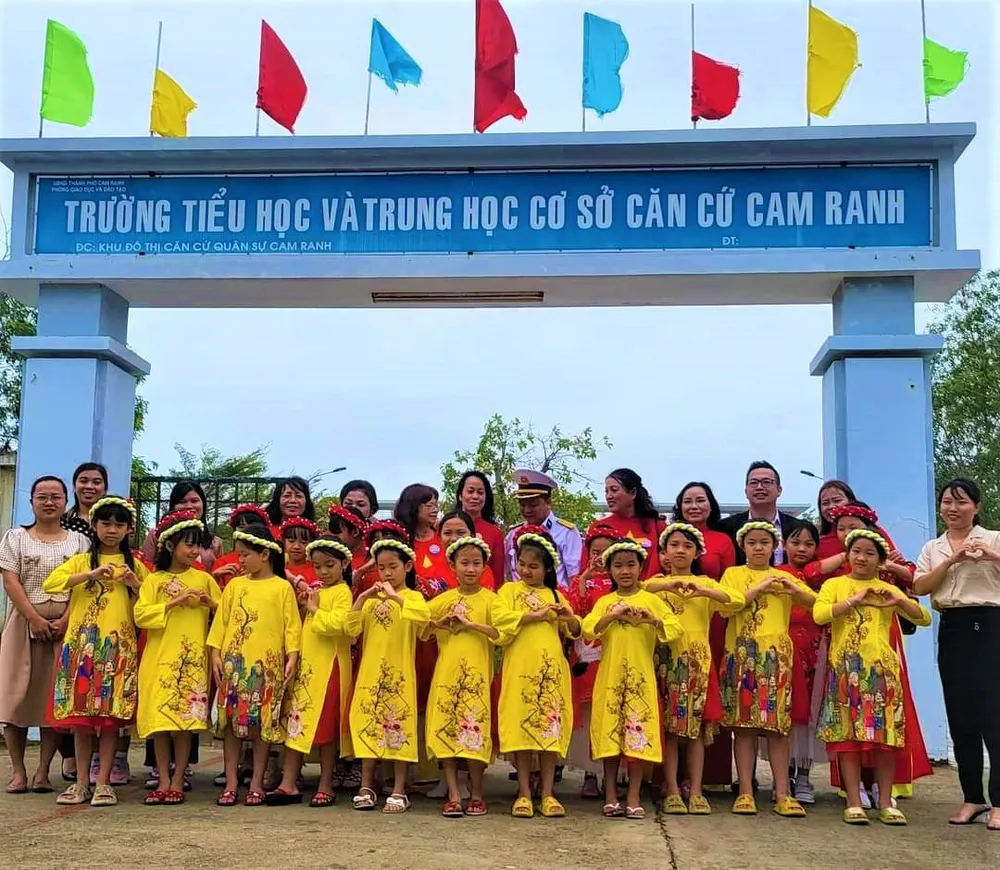 Thăm, tặng quà cho giáo viên, học sinh Trường Mầm non Căn cứ Cam Ranh, Trường Tiểu học và THCS Căn cứ Cam Ranh