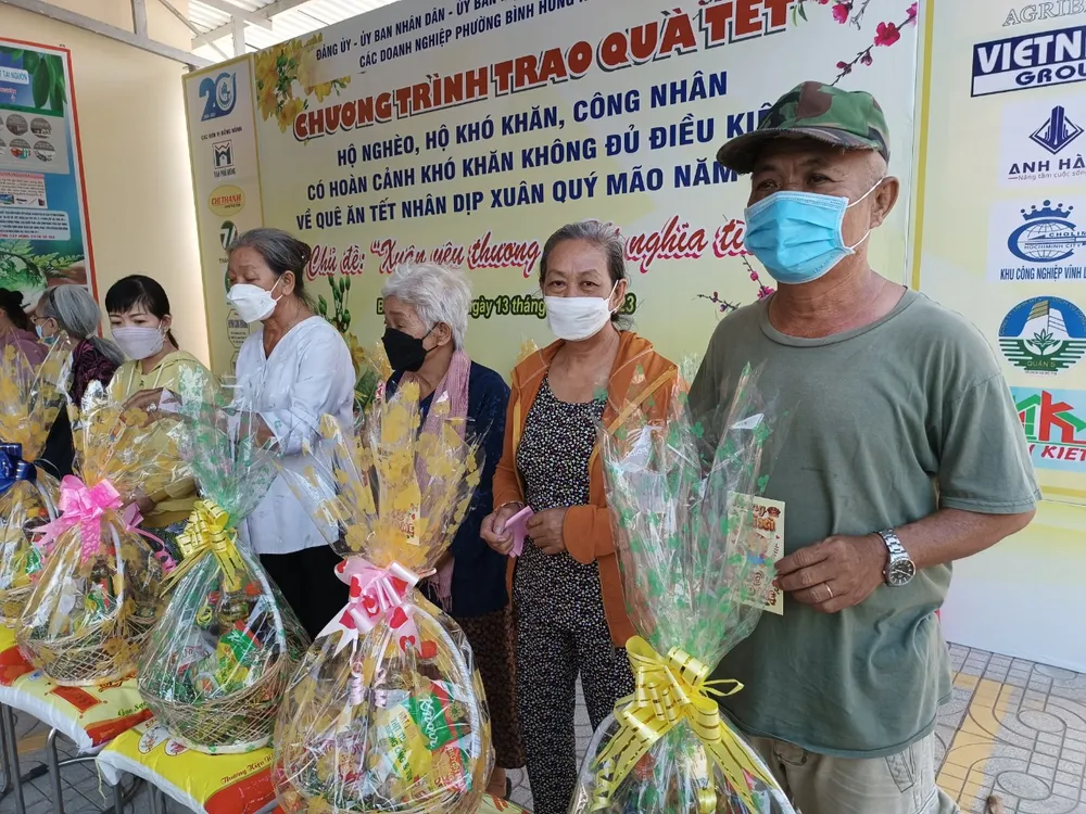 Bà con trên địa bàn phường Bình Hưng Hòa B, quận Bình Tân nhận quà và tiền lì xì đón tết