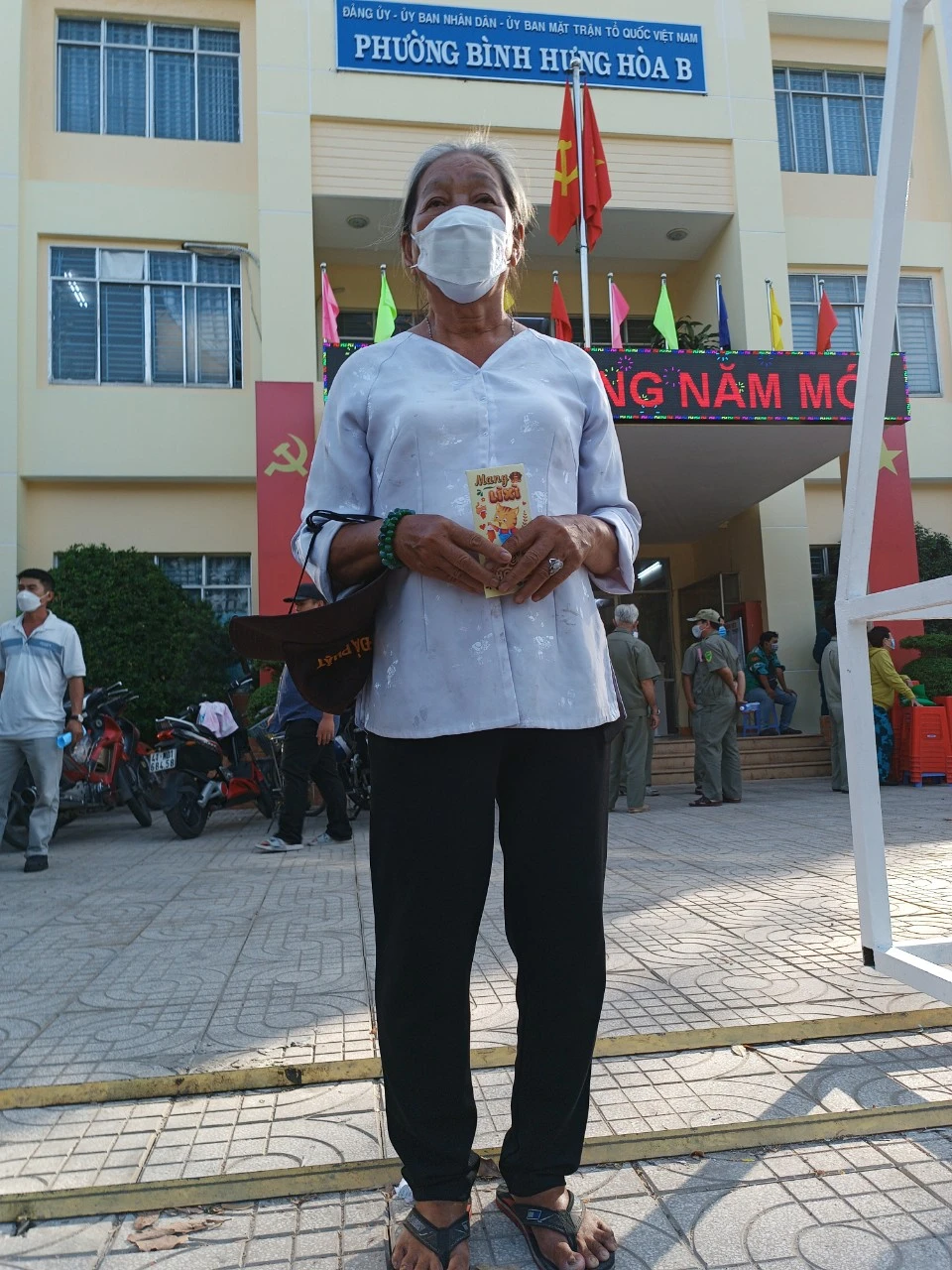 Bà Trần Thị Vân, 74 tuổi (khu phố 8), chia sẻ: "Tôi rất vui vì món quà của lãnh đạo phường và các mạnh quân hỗ trợ trong dịp tết"