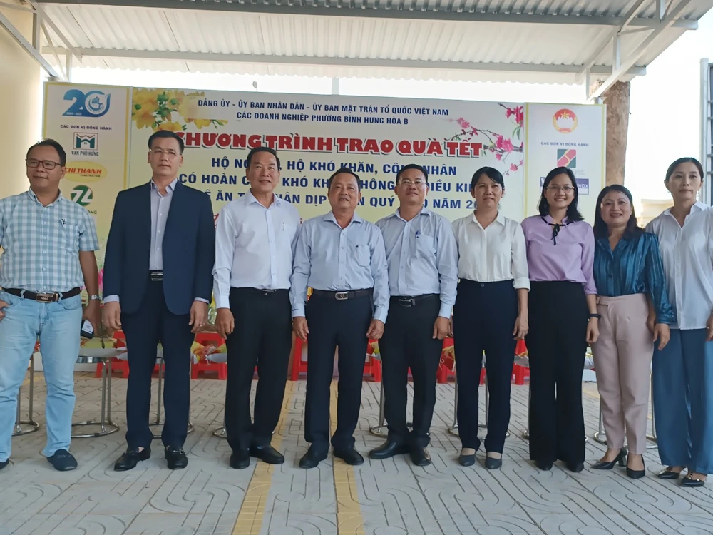 Các mạnh thường quân đồng hành với lãnh đạo phường hỗ trợ bà con nghèo vui xuân đón tết