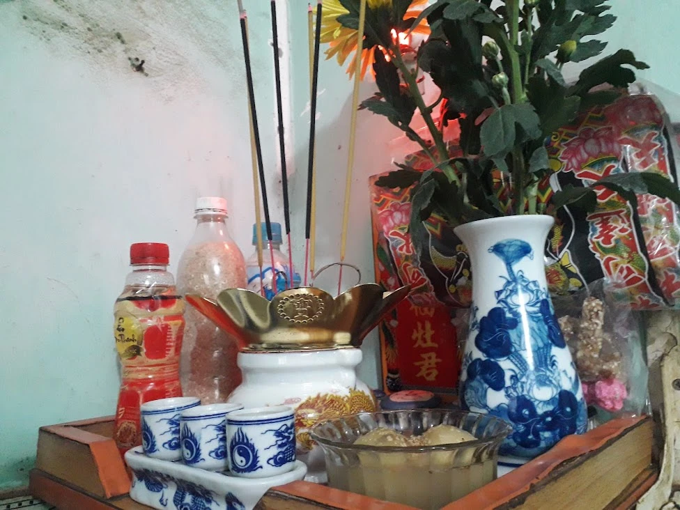 Bàn thờ Ông Táo trong mỗi gia đình. Ảnh: GIÁP NGUYỄN