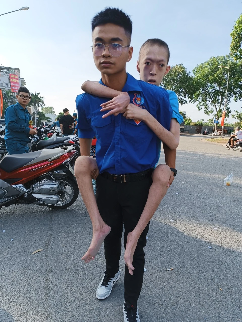 Em Dương Tuấn Khanh (sinh 2007) là trẻ em khuyết tật nặng đặc biệt được bạn đoàn viên hỗ trợ nhận quà