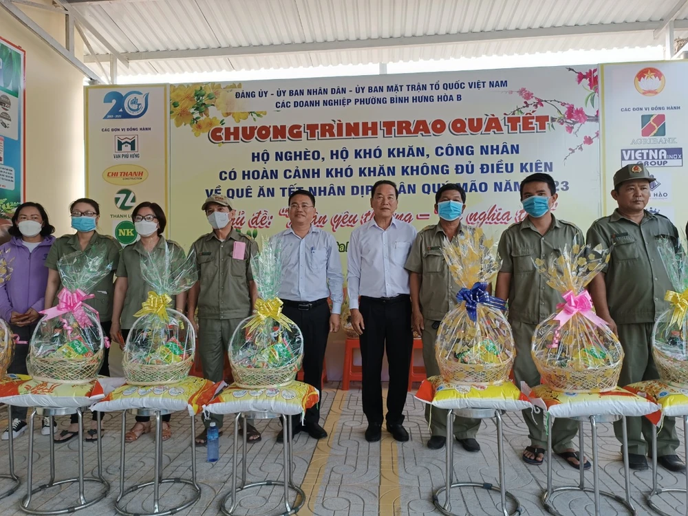 Mỗi phần quà và tiền lì xì trị giá 500 nghìn đồng được các mạnh thường quân hỗ trợ bà con