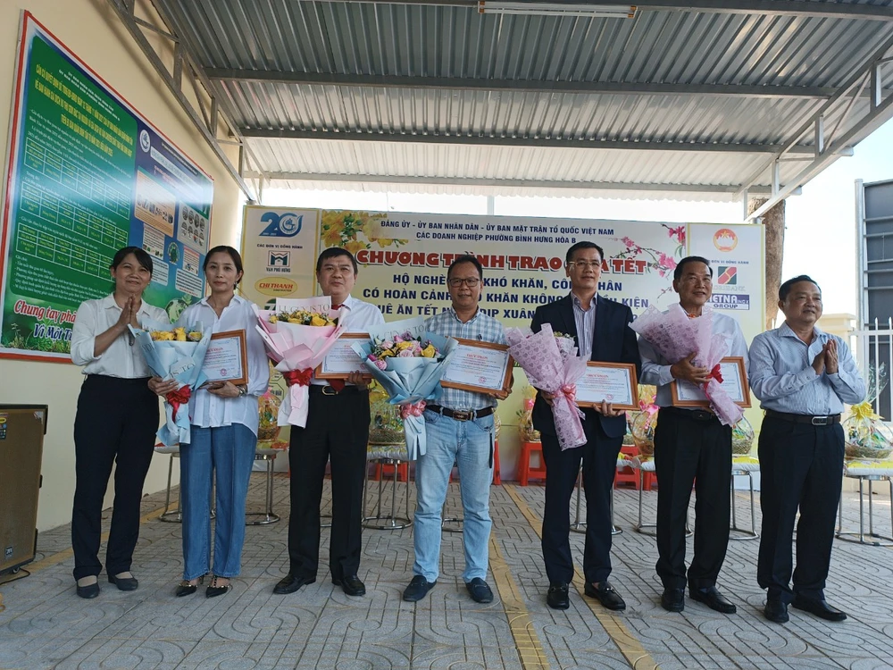 Thiếu tướng Trần Văn Hùng, Nguyên Phó Chính ủy Quân khu 7 (bên phải) và bà Nguyễn Thị Thu Lan, Bí thư Đảng ủy phường tặng hoa và Thư cảm ơn cho các mạnh thường quân