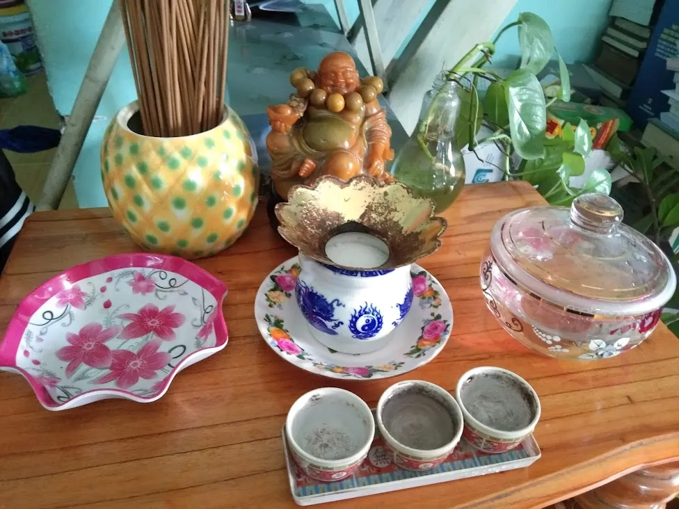 Việc giữ cho bàn thờ sạch đẹp đón Tết thể hiện lòng tôn kính với chư Phật, các bậc ông bà tổ tiên. Ảnh: THUẬN KHANH