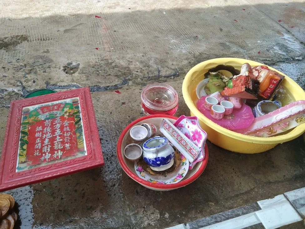 Sau khi bao sái bàn thờ Phật là bàn thờ ông Táo, bàn thờ thiên, thổ địa thần tài, thổ đất...