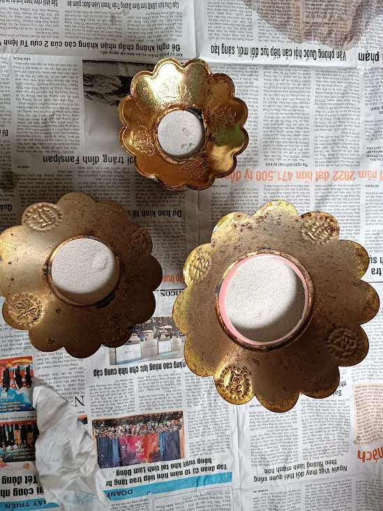 Sau khi lau dọn sạch sẽ bát nhang cũ gia chủ đổ vào gốc cây và thay cát trắng hay tro mới