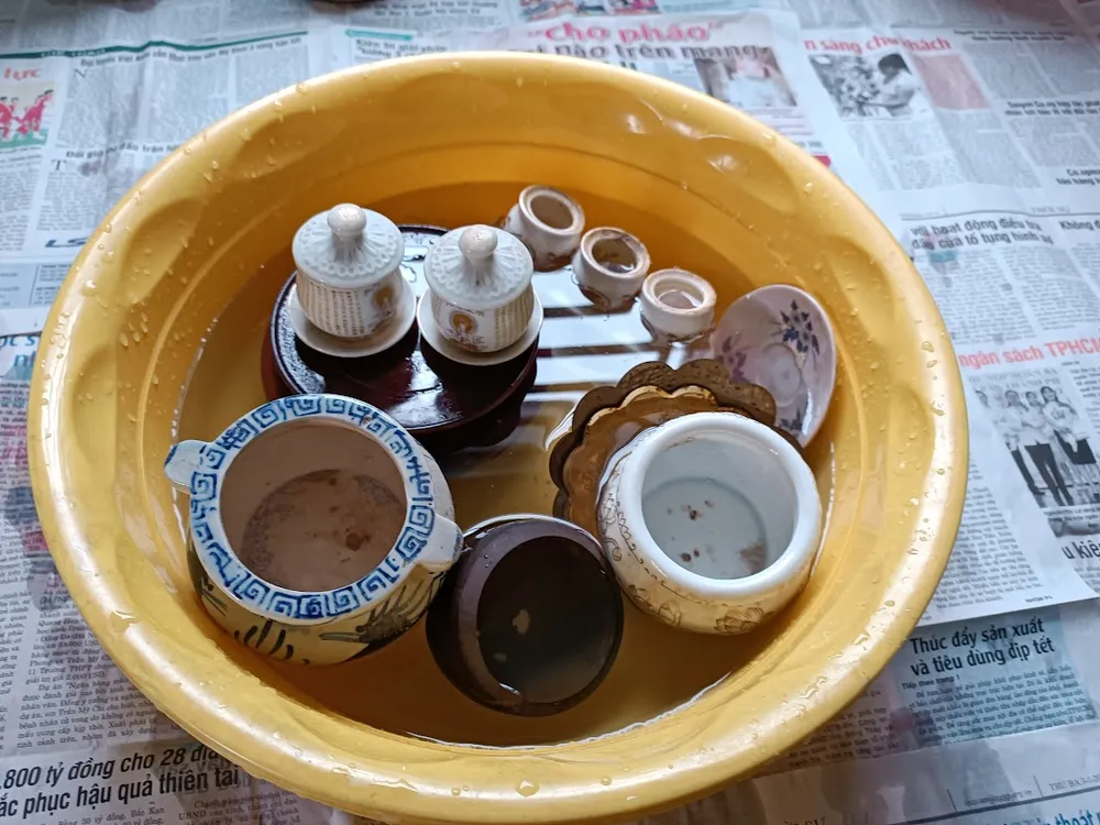 Lau dọn bàn thờ, đồ vật bàn phật trước