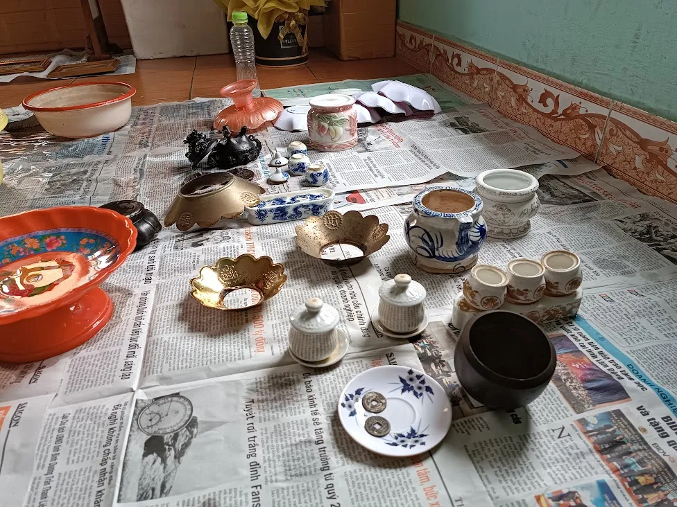 Đồ vật thờ sau khi lau dọn để khô ráo