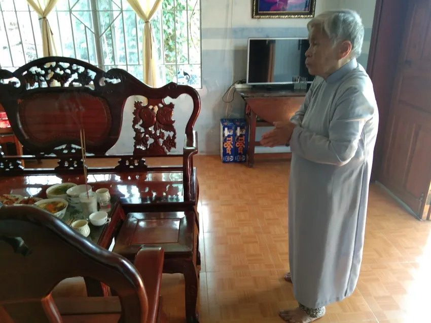 Gia chủ cúng giữa nhà Gia chủ cúng giữa nhà