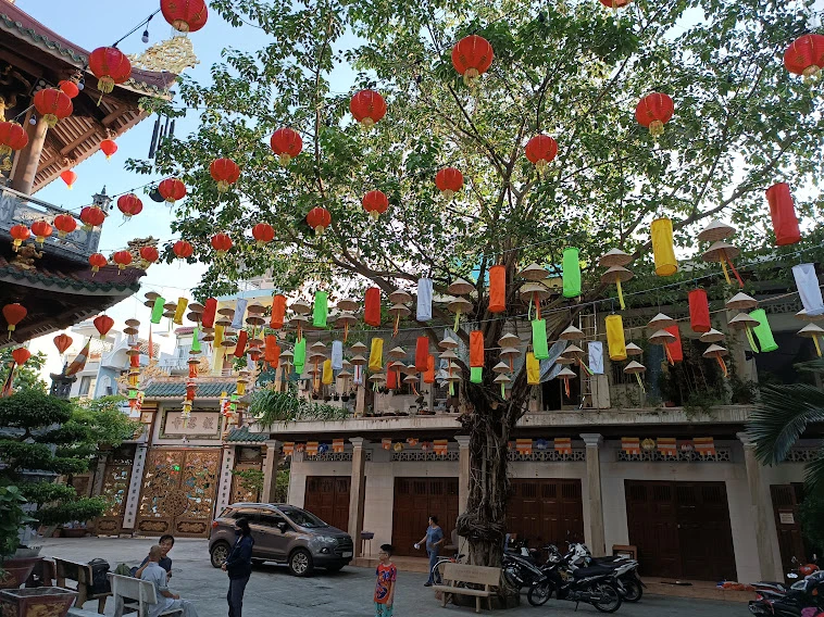 Chùa Báo Ân, phường 4, quận Tân Bình, TP.HCM trang trí cờ hoa