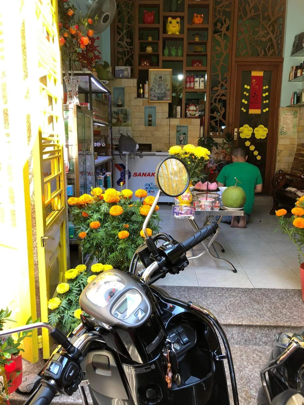 Gia chủ cúng Thần tài- ông địa