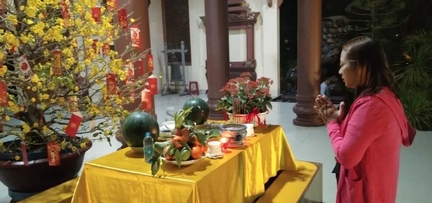 Gia chủ trước hết cầu nguyện cho quốc thái dân an, tất cả mọi người đều được vạn sự như ý từ đầu năm cho đến những cuối năm. Điều lành đem tới điều dữ tống đi. Cầu tài lộc đủ đầy, sức khỏe dồi dào, thanh tâm an lạc. Phước lộc thọ miên trường, bồ đề tâm mãn nguyện.