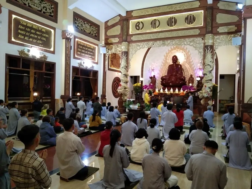 Sau khi cúng Giao thừa, Phật tử, người dân... đi chùa cầu an