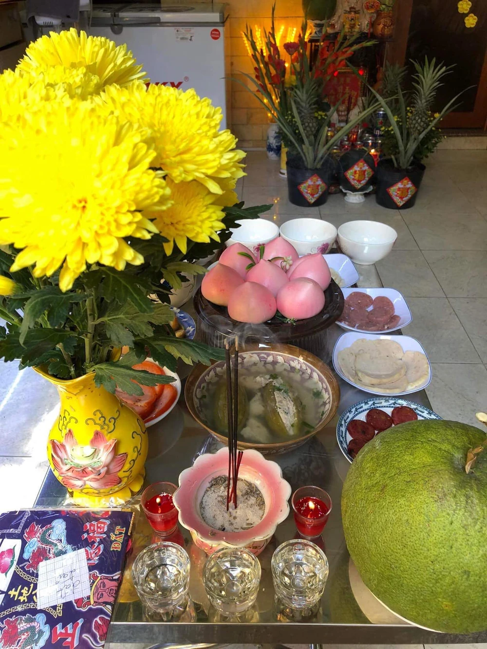 Bàn cúng viên trạch (đất đai) được đặt giữa nhà