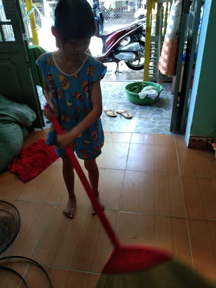 Quét nhà mỗi ngày thì không sao. Ảnh: GIÁP NGUYỄN