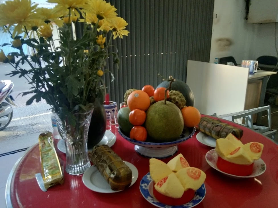 Có gia chủ cúng bánh bông lan, bánh tét