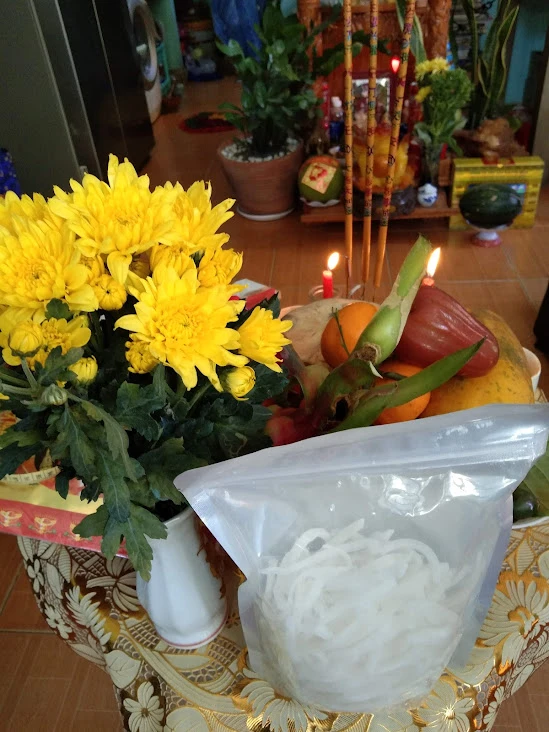 Tùy tâm có thể cúng mâm chay hoa quả, chè xôi... Ảnh: GIÁP NGUYỄN