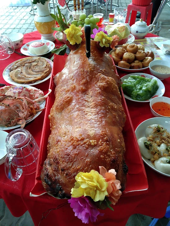 Có gia chủ cúng mâm mặn có heo quay đặt chính giữa