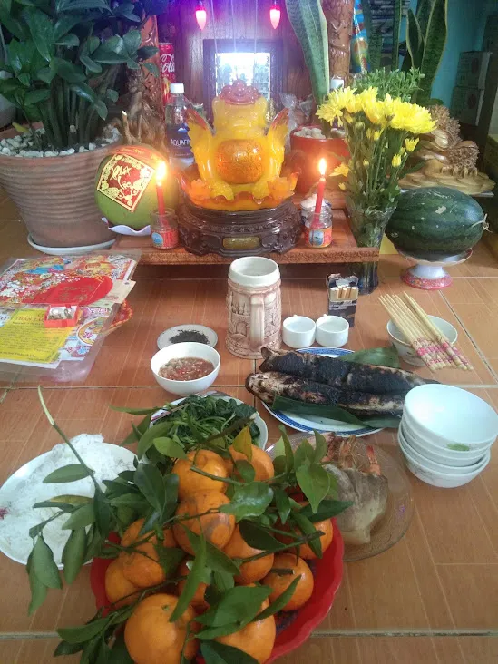 Mâm cúng đặt trước bàn thờ Thần tài - Thổ địa.