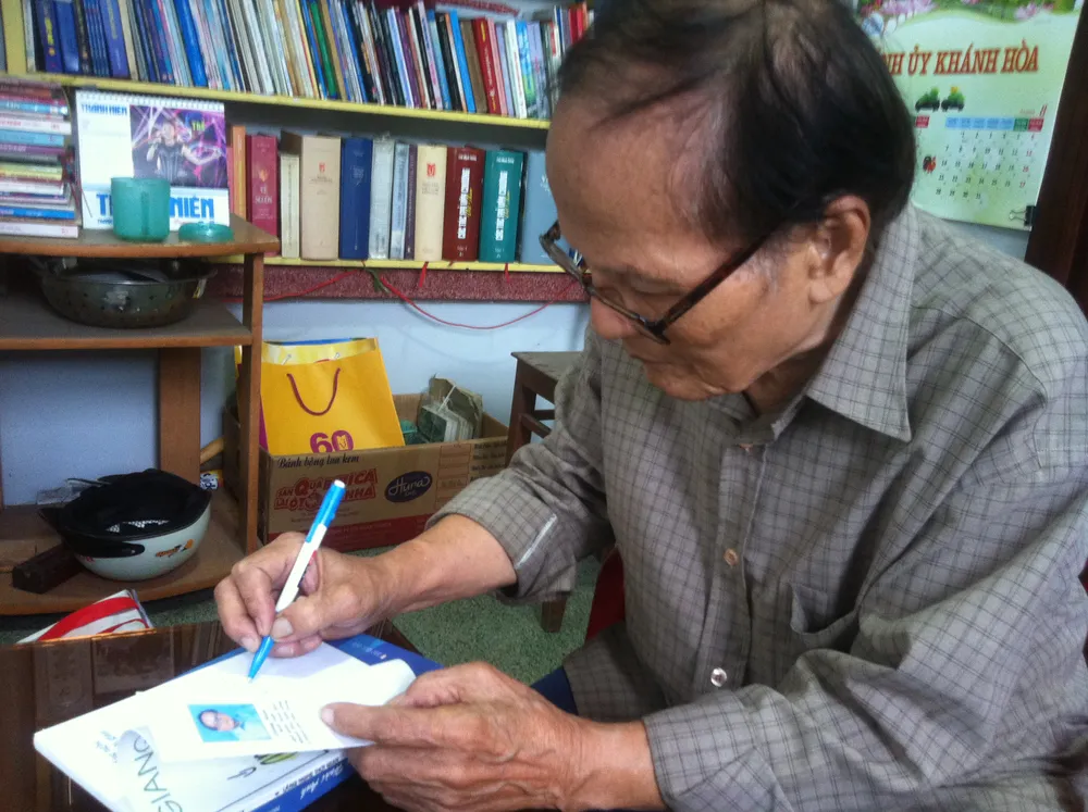 Nhà thơ Giang Nam ký tặng tác giả tập thơ Lắng nghe thời gian. Ảnh: NGUYỄN TÝ