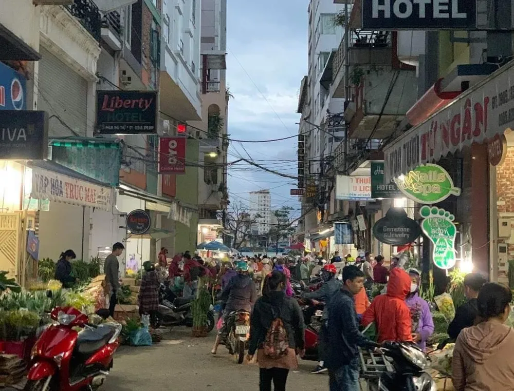 Ra khỏi phố về ngủ đêm nơi ngoại ô. Đêm thinh không yên ắng tiếng ếch kêu ngoài ao, tiếng rì rầm bụi tre đầu ngõ ngày trở gió, trằn trọc giấc khuya chợt khắc khỏi không hiểu nhớ gì. Ra khỏi phố về ngủ đêm nơi ngoại ô. Đêm thinh không yên ắng tiếng ếch kêu ngoài ao, tiếng rì rầm bụi tre đầu ngõ ngày trở gió, trằn trọc giấc khuya chợt khắc khỏi không hiểu nhớ gì.