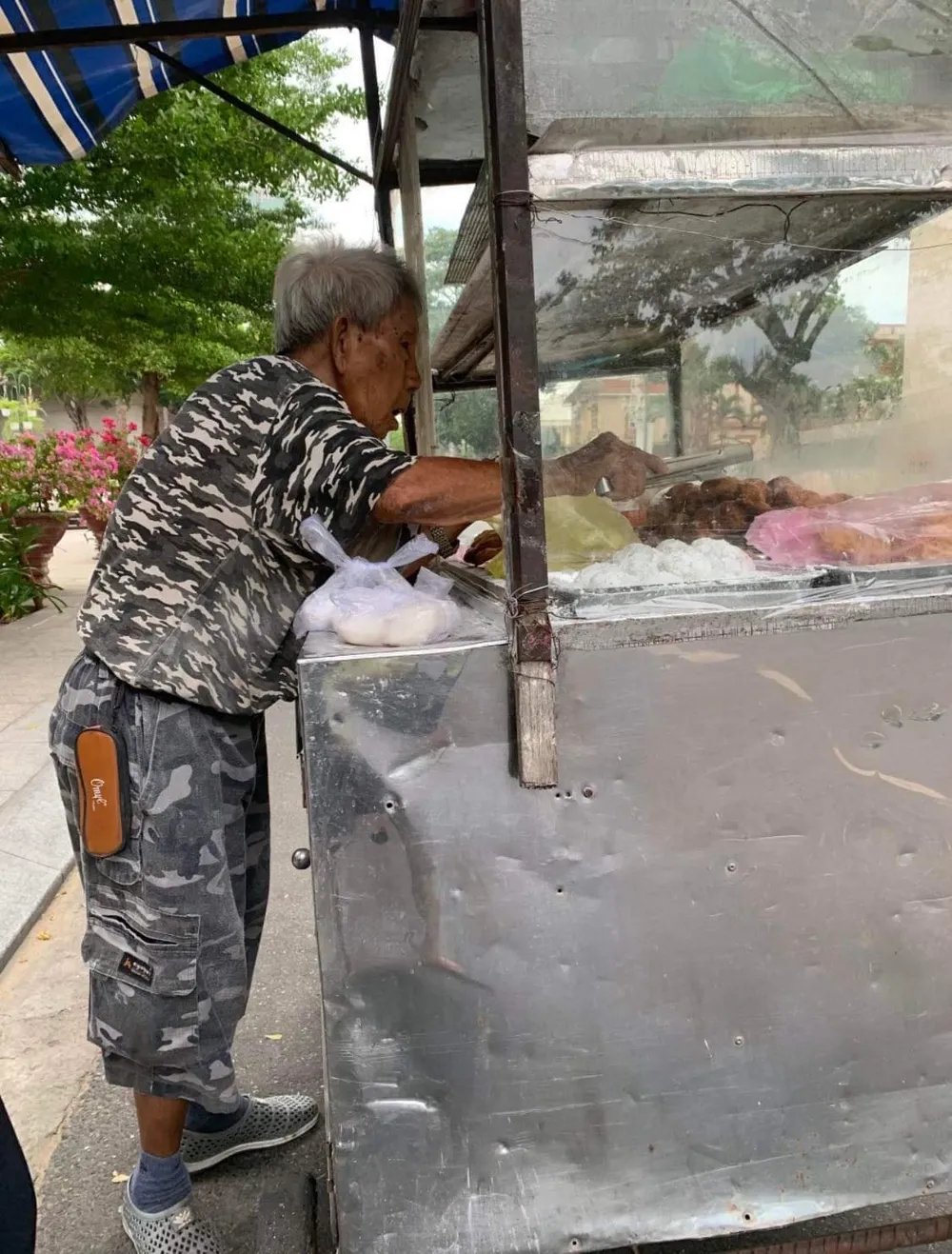 Nhớ tiếng rao của người bán hủ tiếu. Ảnh: LƯU BÌNH Nhớ tiếng rao của người bán hủ tiếu. Ảnh: LƯU BÌNH