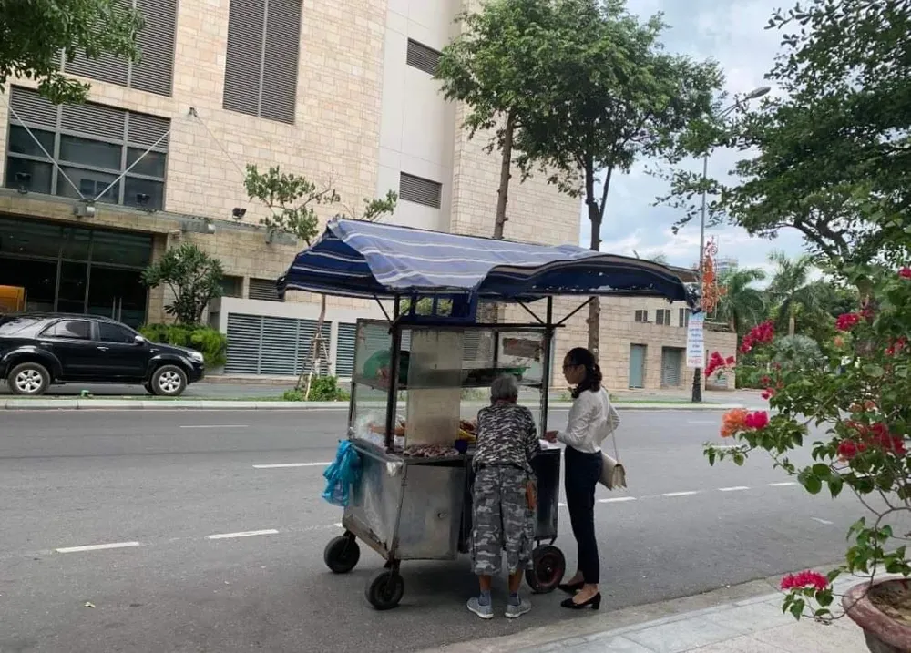 Nhớ tiếng gõ gánh hủ tiếu, ừ, nhớ tiếng rao đêm của đủ thể loại, từ bánh chưng bắp nướng đến hột vịt lộn! Nhớ tiếng gõ gánh hủ tiếu, ừ, nhớ tiếng rao đêm của đủ thể loại, từ bánh chưng bắp nướng đến hột vịt lộn!