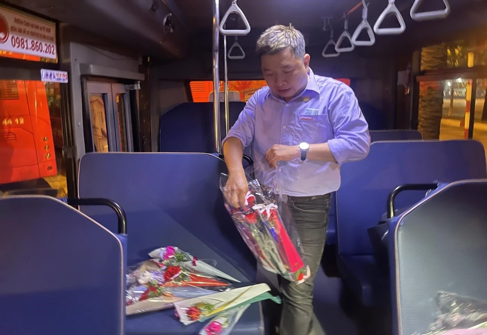 Anh Huy chuẩn bị những món quà 8-3 từ sáng sớm. Ảnh: THỦY TÂM