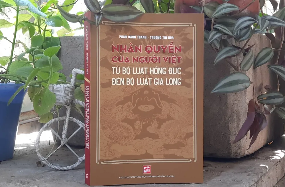 Tác phẩm Nhân quyền của người Việt từ Bộ luật Hồng Đức đến Bộ luật Gia Long được NXB Tổng hợp TP.HCM ấn hành. Ảnh: TRẦN ĐÌNH BA Tác phẩm Nhân quyền của người Việt từ Bộ luật Hồng Đức đến Bộ luật Gia Long được NXB Tổng hợp TP.HCM ấn hành. Ảnh: TRẦN ĐÌNH BA