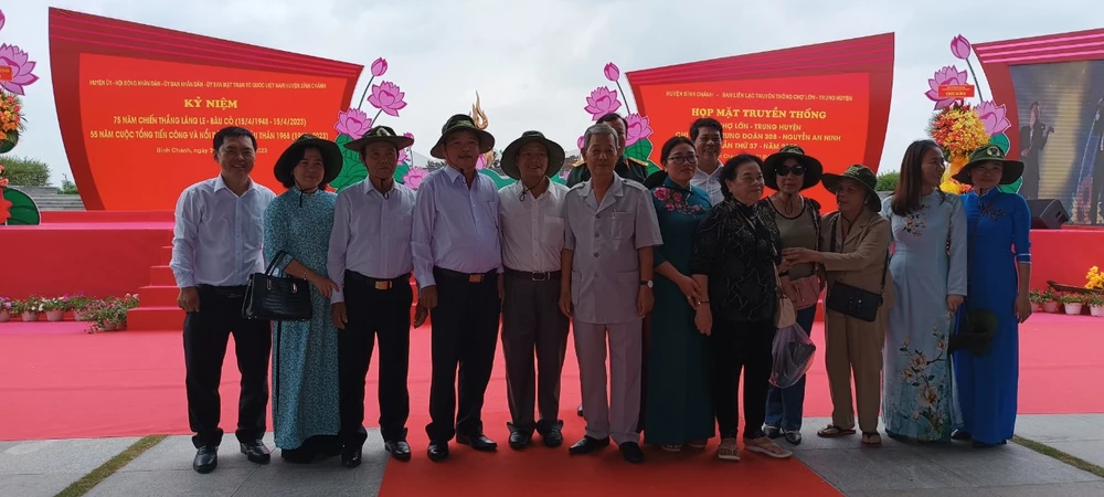 Đoàn đại biểu của 12 quận huyện chụp ảnh lưu niệm