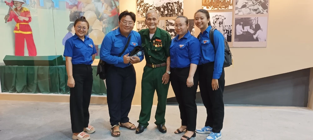 Thế hệ trẻ đoàn viên thanh niên vui mừng tiếp đón các bậc lão thành cách mạng.