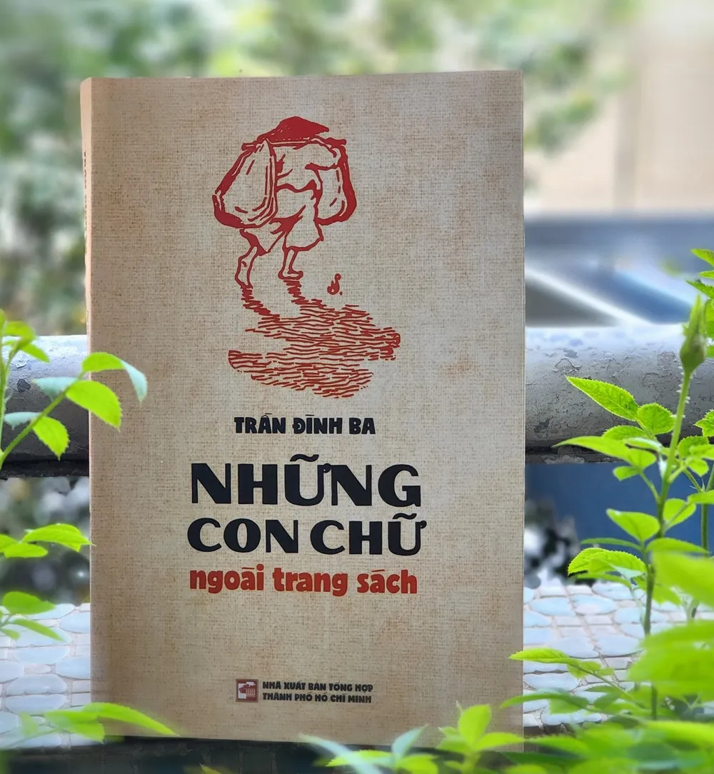 &apos;Những con chữ ngoài trang sách&apos; được chia thành những bài ngắn theo các chủ đề cụ thể. Độc giả tiện theo dõi mà không bị nhàm chán khi đọc một tác phẩm về lĩnh vực tưởng như khô khan là xuất bản sách. Ảnh: QUỲNH MY