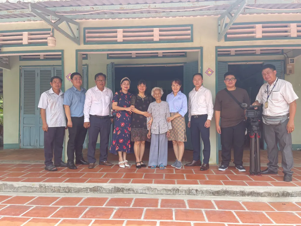 Nhân dịp này, đoàn còn đến thăm gia đình mẹ Việt Nam Anh hùng Kiều Thị Nông. Gia đình mẹ có đến 4 mẹ Việt Nam Anh hùng gồm: mẹ ruột, mẹ chồng, em gái và mẹ Kiều Thị Nông.