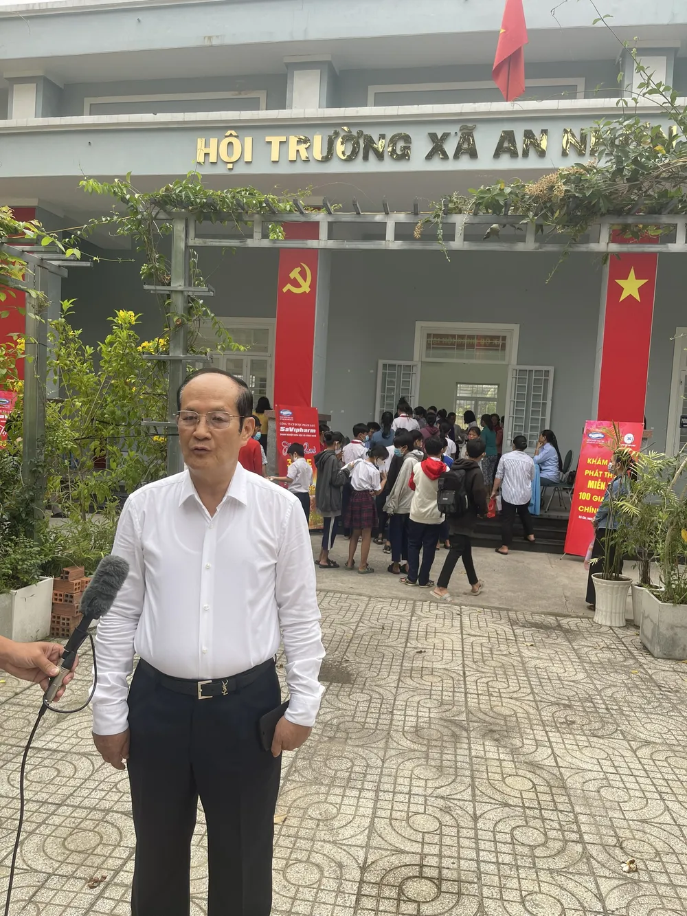 Thầy thuốc ưu tú - Trần Tựu - Chủ tịch HĐQT, Tổng Giám đốc Savipharm trả lời phỏng vấn của Đài Truyền hình TPHCM trong chuyến đi từ thiện