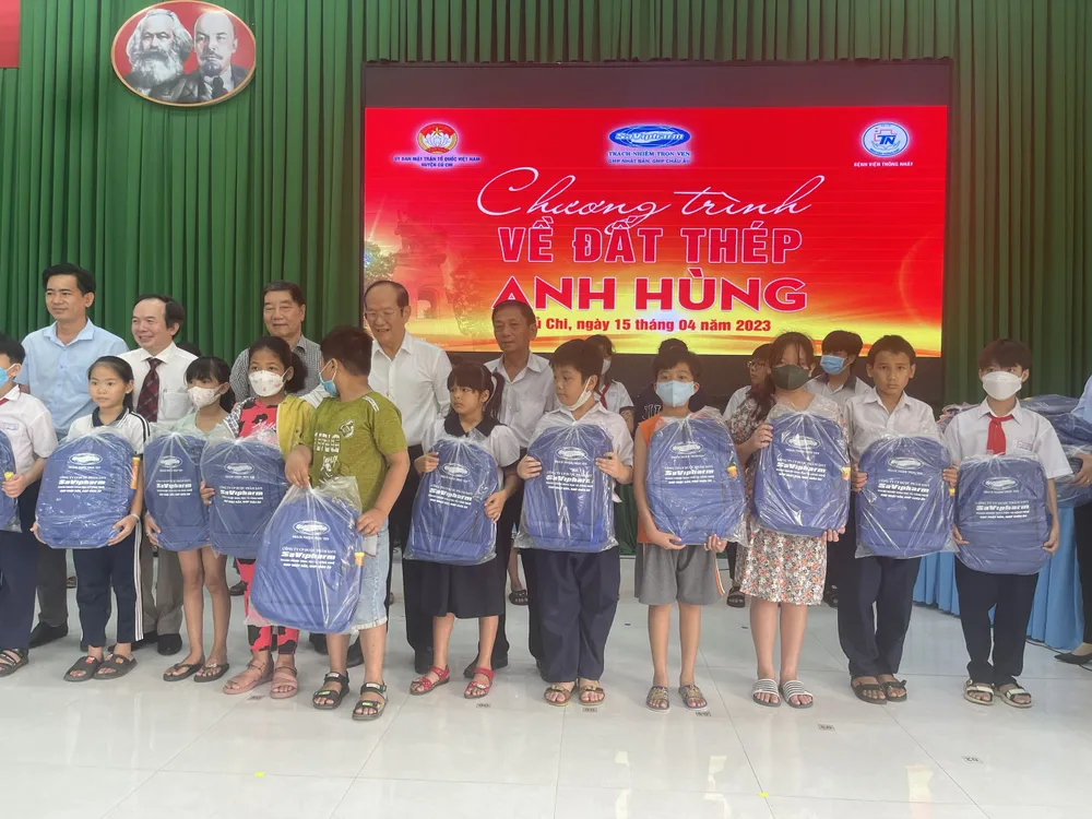 Đoàn từ thiện đã trao tặng quà cho 200 em nhỏ thuộc gia đình thương binh liệt sĩ, chính sách