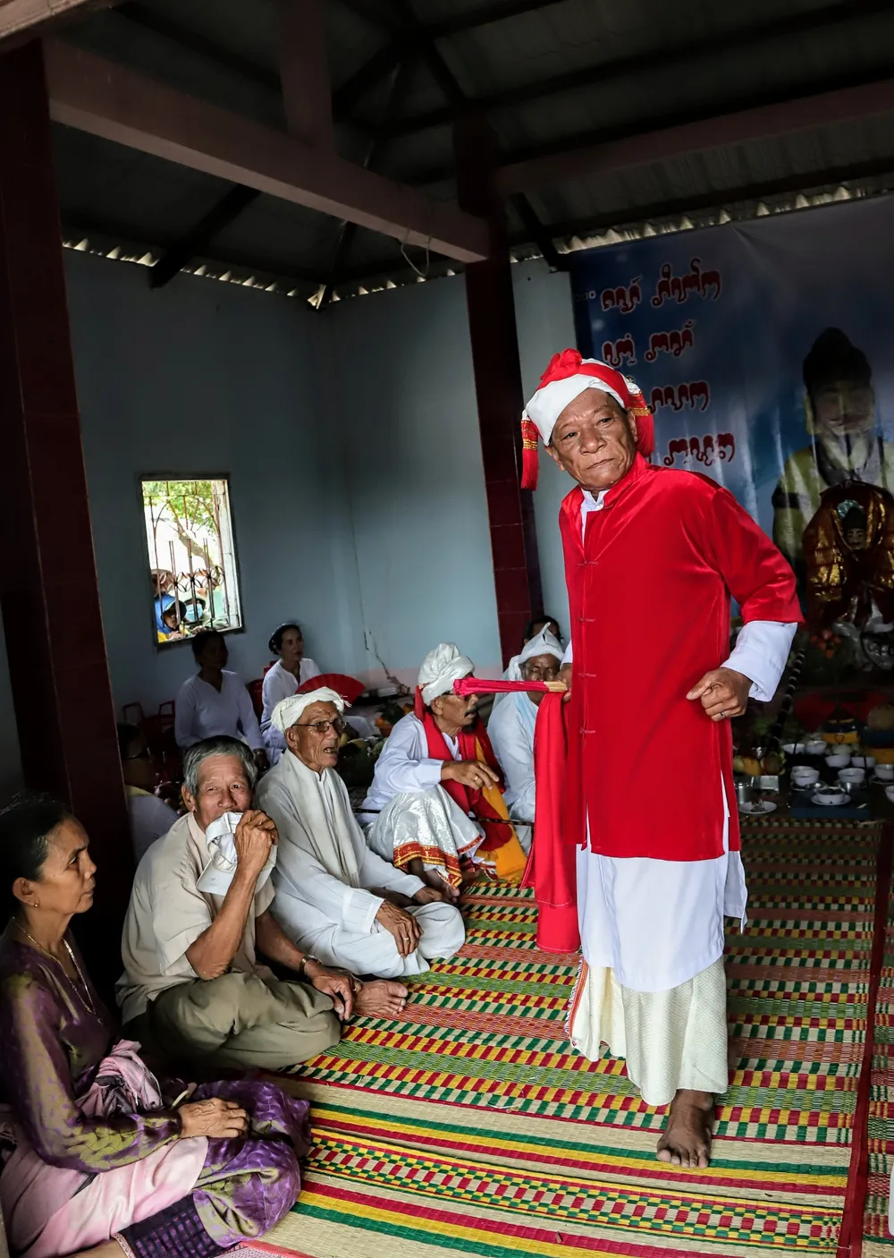 Trung tâm của lễ là ông Ka-ing – người duy nhất mặc áo đỏ truyền thống trong buổi lễ. Ông là người đại diện cộng đồng kết nối với thần linh với những lời khấn vái bằng ngữ điệu hình thể và điệu múa đạp lửa linh thiêng, khi cầm quạt khoan thai khi vung roi nhảy múa trong tiếng hò reo cổ vũ của dân làng… Trung tâm của lễ là ông Ka-ing – người duy nhất mặc áo đỏ truyền thống trong buổi lễ. Ông là người đại diện cộng đồng kết nối với thần linh với những lời khấn vái bằng ngữ điệu hình thể và điệu múa đạp lửa linh thiêng, khi cầm quạt khoan thai khi vung roi nhảy múa trong tiếng hò reo cổ vũ của dân làng…