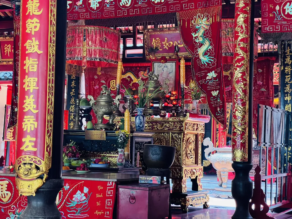 Hằng năm cứ vào tối ngày 30 Tết đến rằm tháng giêng, người dân khắp nơi đổ xô về Lăng Ông Bà Chiểu để vãn cảnh, thắp hương, cầu tài lộc và tưởng mộ vị khai quốc công thần thời nhà Nguyễn. Ảnh: QUỐC HƯƠNG.