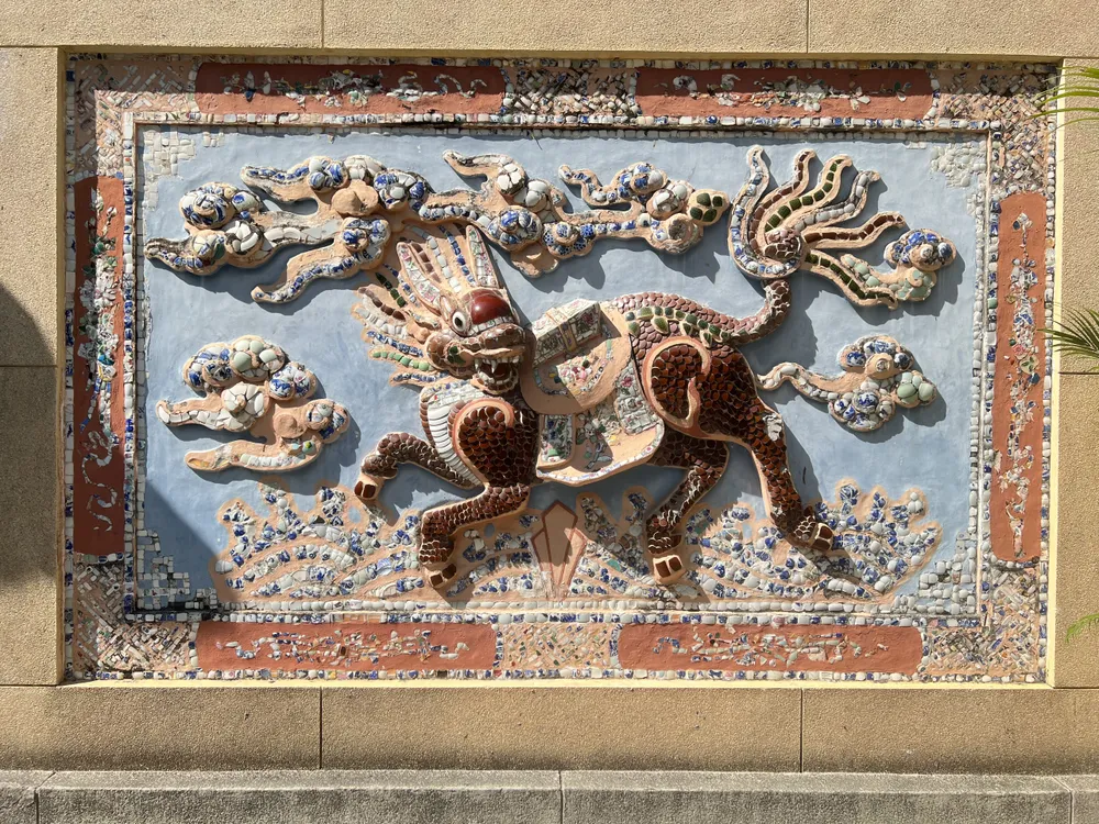 Đồ án “Long Mã phụ đồ” được khảm sứ ở đầu hồi Đông lang. Trong bài báo khoa học “Nghệ thuật khảm sành sứ cung đình Huế”, PGS.TS Phan Thanh Bình, Nguyên Hiệu trưởng trường Đại Học Nghệ Thuật, Đại Học Huế cho biết nghệ thuật khảm sành sứ trở thành một trong những chất liệu quan trọng trong biểu cảm giá trị và nội dung của các công trình kiến trúc, phản ảnh xu hướng thẩm mỹ cung đình, những sắc thái văn hóa, tâm linh của cả một thời đại phong kiến. Ảnh: QUỐC HƯƠNG.