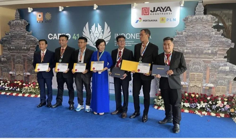 Kỹ sư Tạ Đức Thọ (thứ 3 từ trái sang) nhận chứng chỉ kỹ sư chuyên nghiệp ASEAN.png