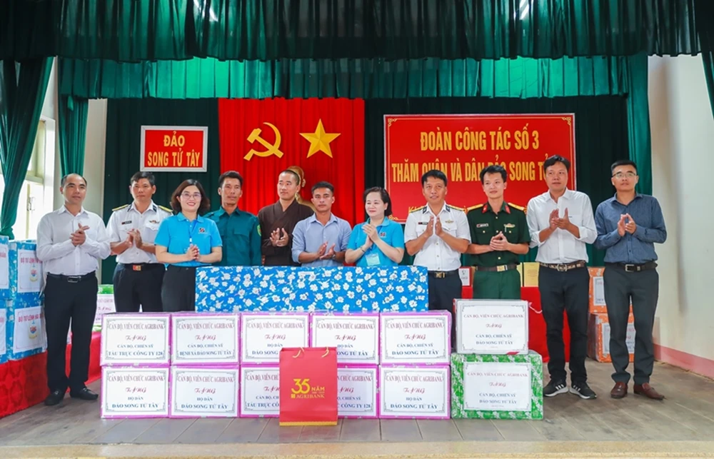 Agribank trao tặng nhiều món quà thiết thực, gần gũi với đời sống sinh hoạt của quân và dân trên đảo Agribank trao tặng nhiều món quà thiết thực, gần gũi với đời sống sinh hoạt của quân và dân trên đảo.jpg