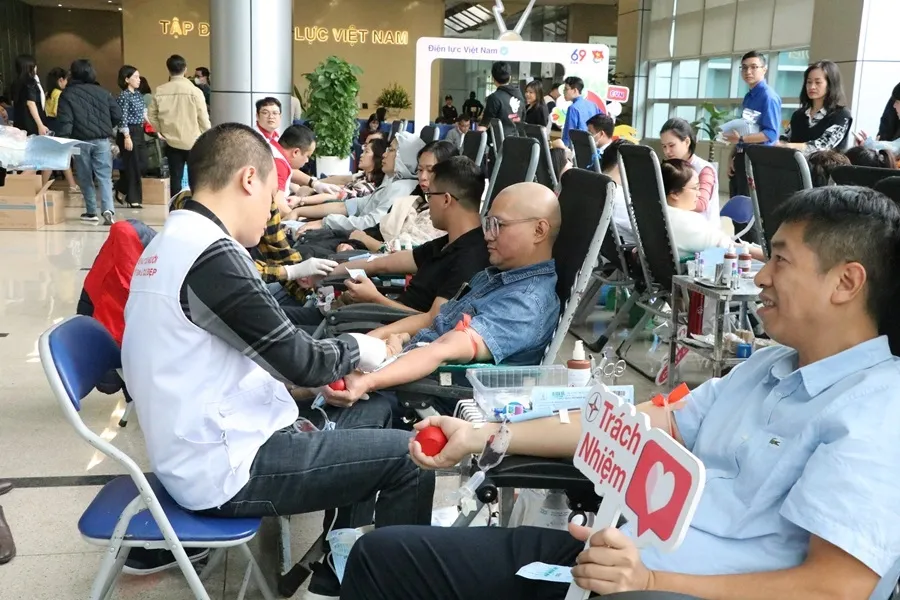 EVNNPC hưởng ứng chương trình hiến máu “Tuần lễ hồng EVN lần thứ IX”(3).jpg